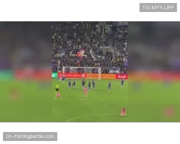 特写：麦迪逊任意球直接破门后手指天空，告慰日前去世的恩师